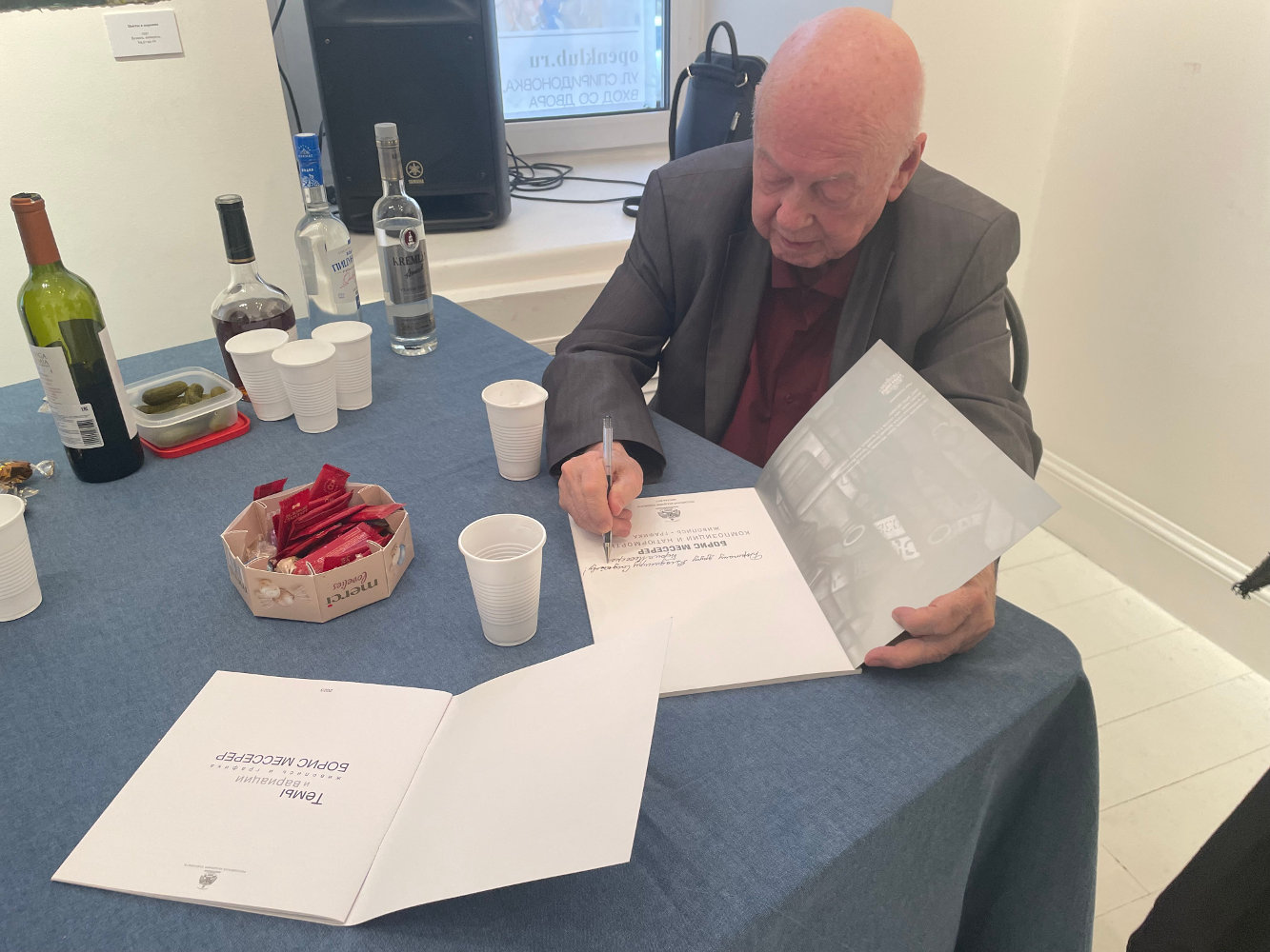 О выставке Бориса Мессерера «Акварели», проходившей в галерее «Открытый клуб» 22.03-02.04.2024 : Борис Мессерер подписывает альбомы к выставке "Акварели"